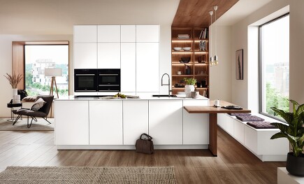 Einladendes Ambiente! Die alpinweißen Fronten in Easytouch 967 wirken in Kombination mit den Holzelementen der Küche sehr harmonisch. Einladendes Ambiente! Die alpinweißen Fronten in Easytouch 967 wirken in Kombination mit den Holzelementen der Küche sehr harmonisch.